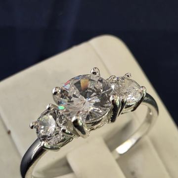 Predivan prsten od srebra. Novi!