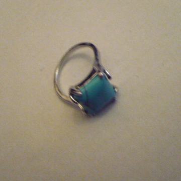 PREKRASAN PRSTEN SA TOPAZOM ,VELIČINE 20