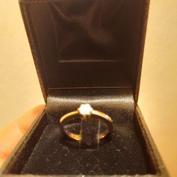 Novi zaručnički prsten sa prirodnim dijamantom, SUPER PRILIKA