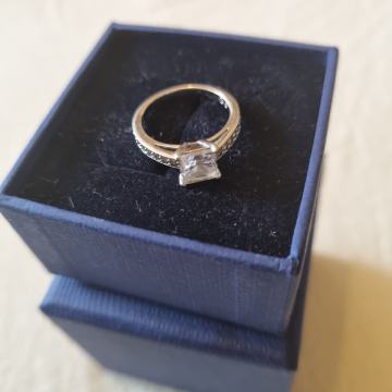 PRODAJEM PRSTEN SWAROVSKI