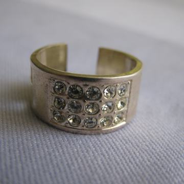 PRSTEN sa 15 kristala. SAND-2