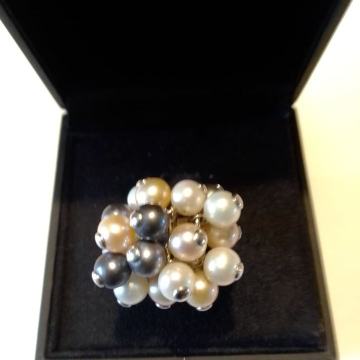 prsten bijelo zlato 18 kt sa prirodnim biserima