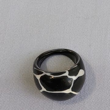 PRSTEN. Crno - Bjeli. Epoks smola. Mob