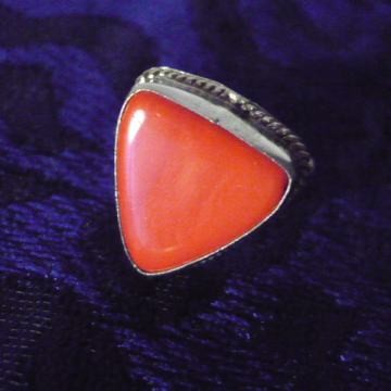 Prsten sa crvenim kamenom, oblik srca