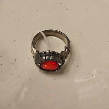 PRSTEN S CRVENIM KAMENOM  - NOVO