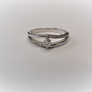 Prsten sa dijamantom