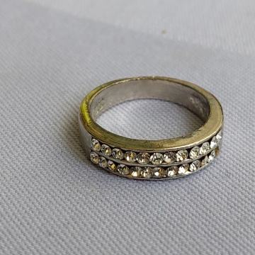 PRSTEN. Dva niza kristala. 17 mm. Nikal boje. Mob