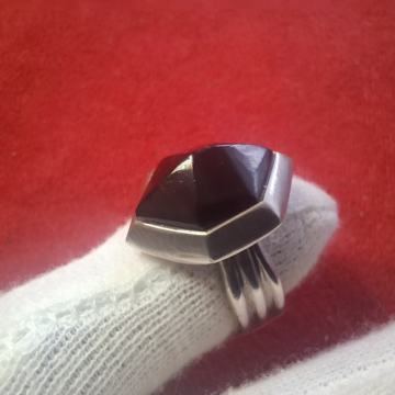 PRSTEN GRANAT SA SREBROM 925 12,4g (Mr.T)