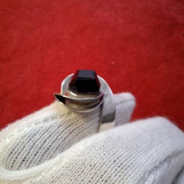 PRSTEN GRANAT SA SREBROM 925 8,6g (Mr.T)