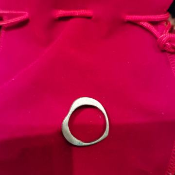 Srebrni prsten u obliku srca - 300 kn