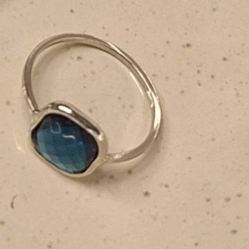 PRSTEN S PLAVIM KAMENOM  - NOVO