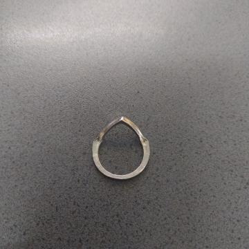 lijepi star više godina prsten V oblika, ne znam od čega je napravljen