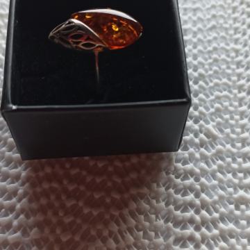 Prsten od srebra sa žigom 925 i jantarom