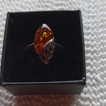 Prsten od srebra sa žigom 925 i jantarom
