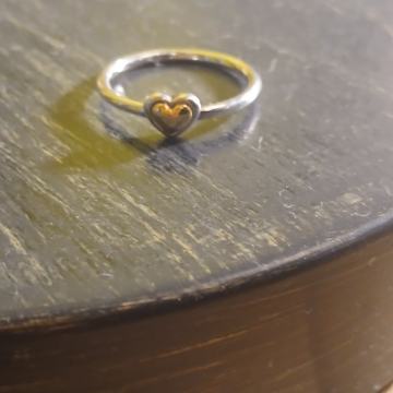 prsten od srebra sa zlatnim srcem, promjer oko  2 cm