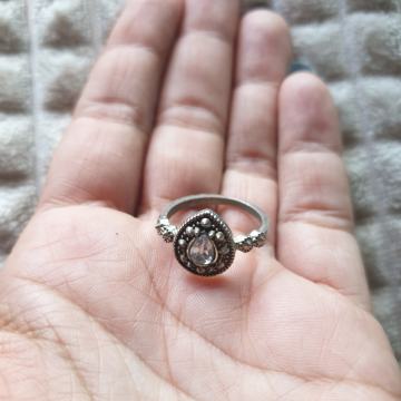 Prsten srebrne boje sa cirkonom