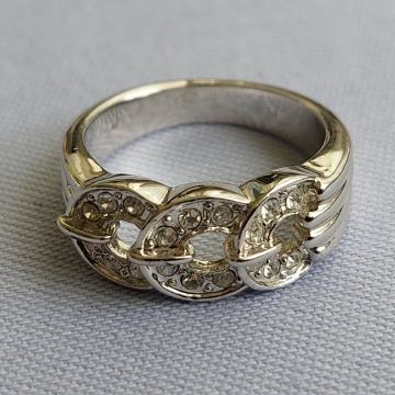 PRSTEN. Tri polukruga sa kristalima. Nikal boje-19 mm. Mob