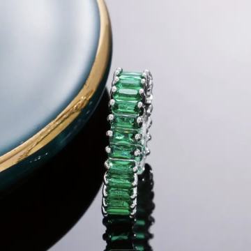 PRSTEN S ZELENIM KAMENČIĆIMA VEL. L - NOVO