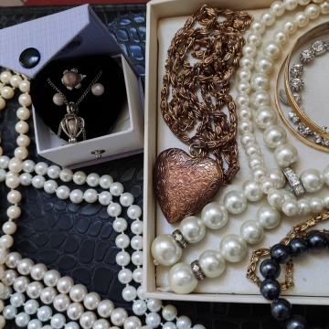 Prstenje, ogrlice  I OSTALI NAKIT