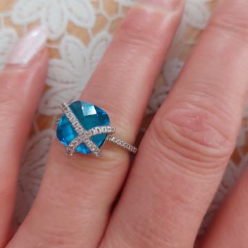 Srebreni prsten s plavim kamenom