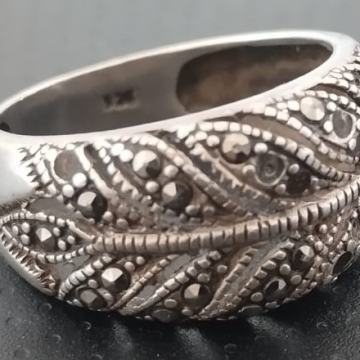 srebrni prsten sa draguljima