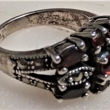 srebrni prsten sa granatima i markezitima