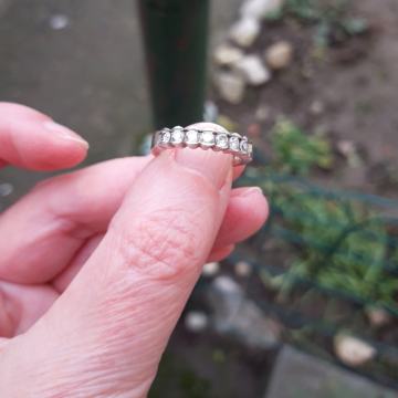 Srebrni prsten sa kamenčićima