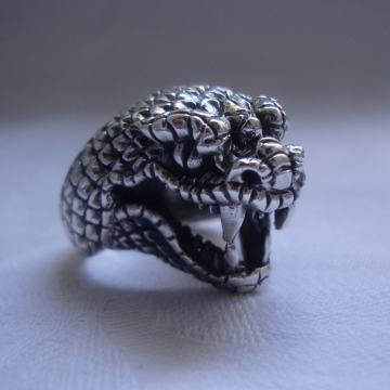 SREBRNI PRSTEN KOBRA MUSKI BAJKERSKI