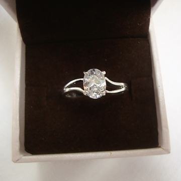 SREBRNI PRSTEN SA KRASNIM BLJEŠTAVIM KAMENOM