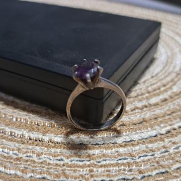 Srebrni prsten - ljubičasti cirkon