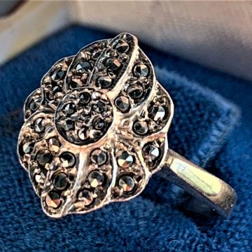 srebrni prsten sa markezitima