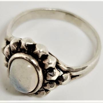 srebrni prsten sa mjesečevim kamenom