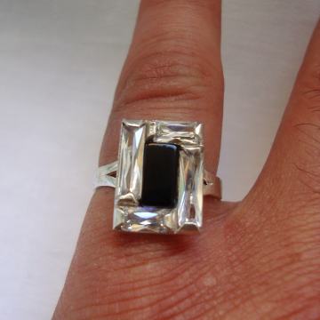 SREBRNI PRSTEN ONIX 925 GEOMETRISJKI