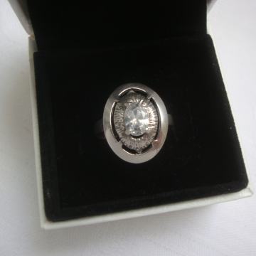 Srebrni prsten ovalni 925 srebro ukrašen kamenom - dizajnerski vtg r,r