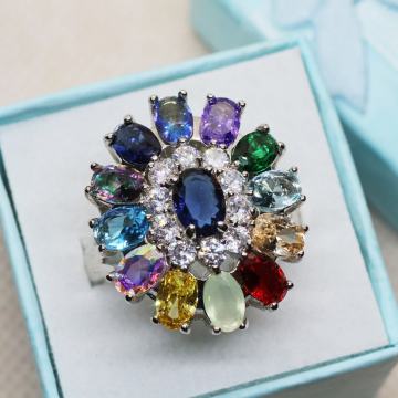 prsten s raznobojnim dragim kamenjem