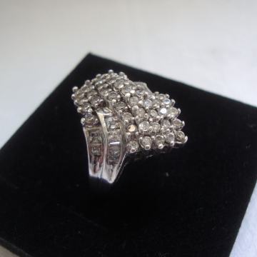 SREBRNI PRSTEN UKRAŠEN  KAMENČIĆIMA