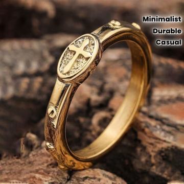 Vjenčani prsten s križem u crkvi za žene i - minimalistički vjerski