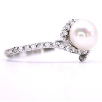 Zaručnički prsten od platine s dijamantima i biserom