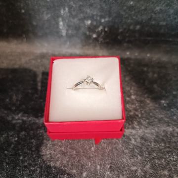 ZLATNI PRSTEN 18K BRILJANTI