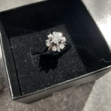 ZLATNI PRSTEN 18K SA BRILJANTIMA