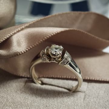 ZLATNI PRSTEN .585 (14K),3.35G S DIJAMANTIMA/ R1, RATE!