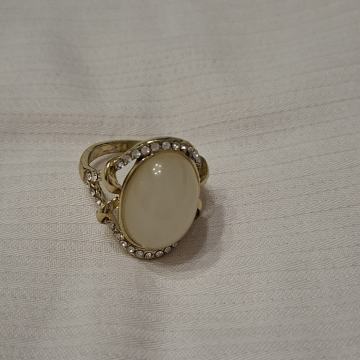 Zlatni prsten s bijelim kamenom NOVO