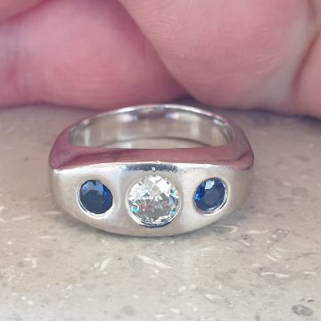 Prsten bijelo zlato 18k sa 1ct dijamantom  i dva plava safira