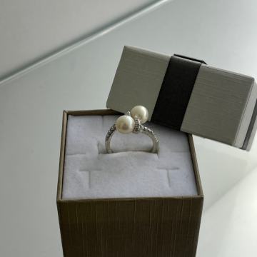 ZLATNI PRSTEN SA BRILJANTIMA I BISEROM