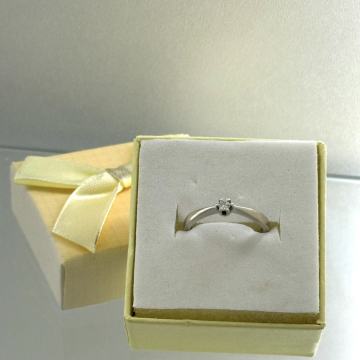 ZLATNI PRSTEN 18K S BRILJANTOM