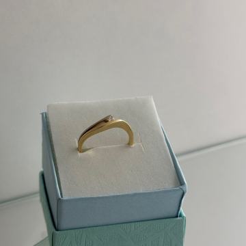 ZLATNI PRSTEN S BRILJANTOM