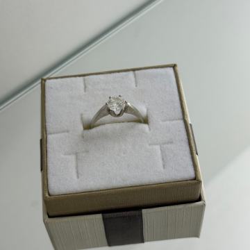 ZLATNI PRSTEN SA BRILJANTOM