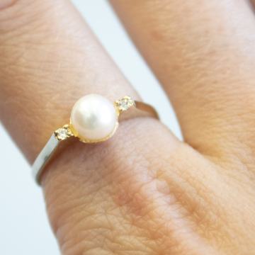 ZLATNI PRSTEN S DIJAMANTIMA I BISEROM 14K (585) 2,47g NOVO • GOLD SHOP