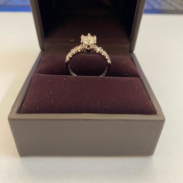 Zlatni prsten sa dijamantima