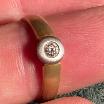 Zlatni prsten sa dijamantom 18 k